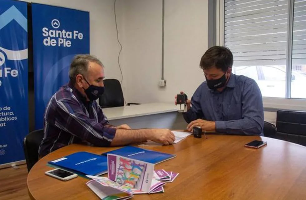 Presidente de la comuna de Soldini, Alejandro Luciani, firmó el acuerdo de colaboración, desarrollo, promoción, gestión y ejecución de 5 viviendas (Facebook)