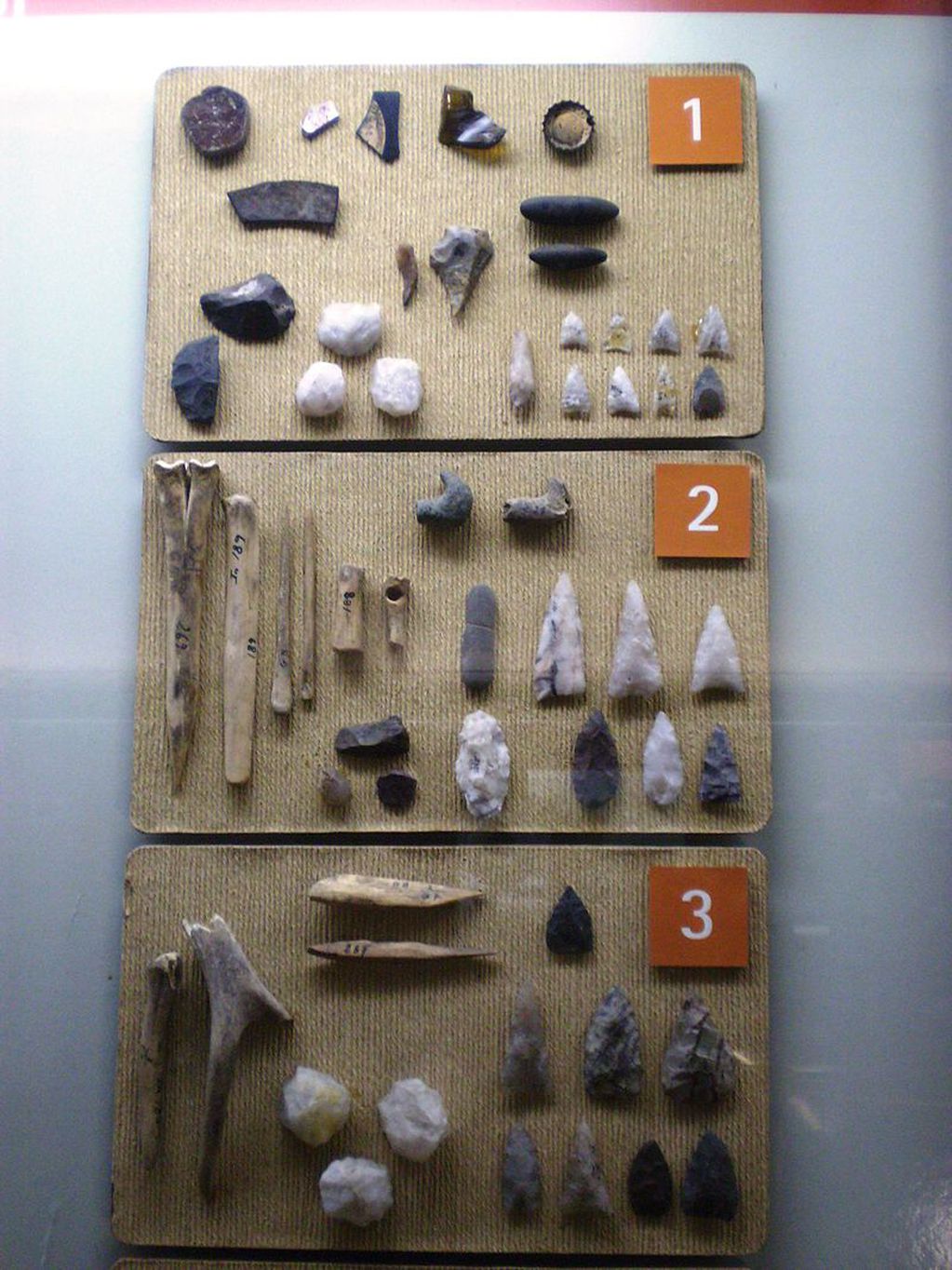 Materiales encontrados dentro de la Gruta de Inti Huasi.