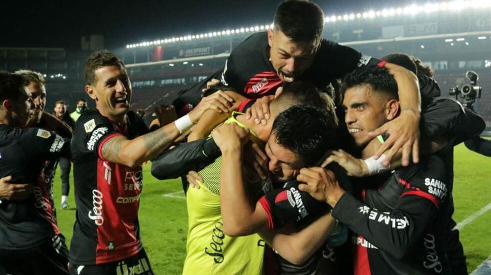 Este viernes Colón juega la final Copa de la Liga ante Racing y las promesas sobran (Los Andes).