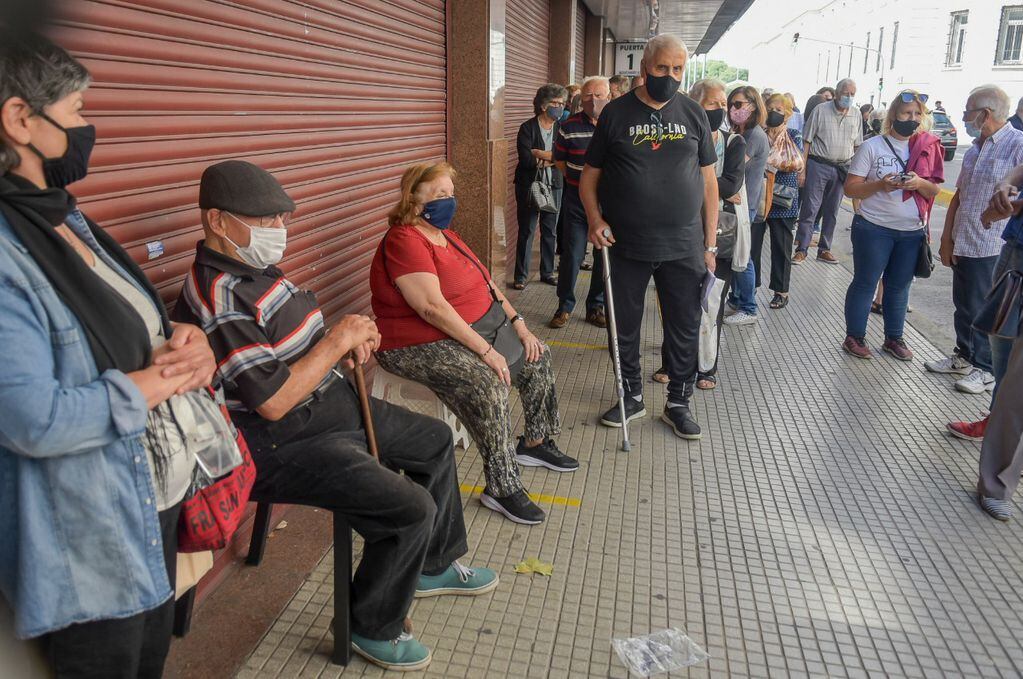 Mayores de 80 años realizan largas filas en el Luna Park, nuevo centro de vacunación contra el Covid-19 en la Ciudad. (Clarín)