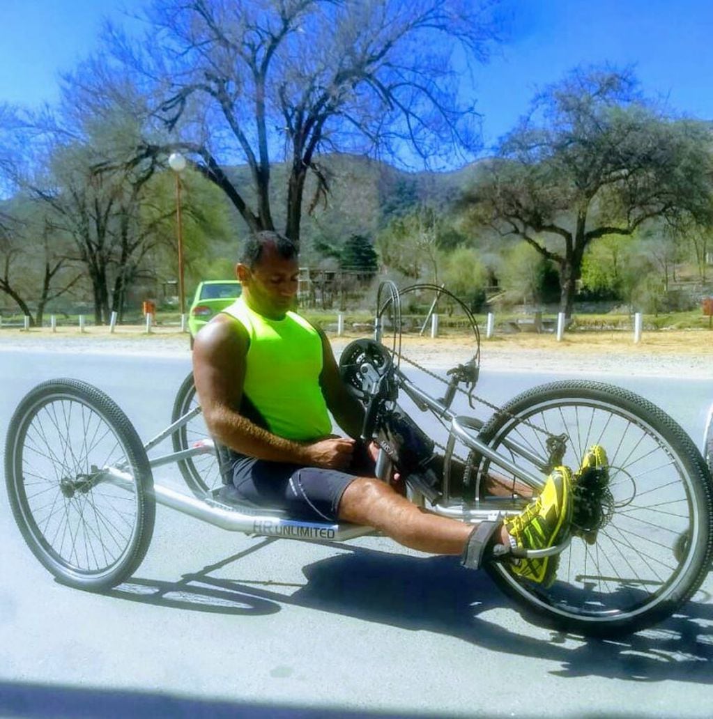 Santiago en su handbike, en el que cruzará la Cordillera de Los Andes desde Mendoza.