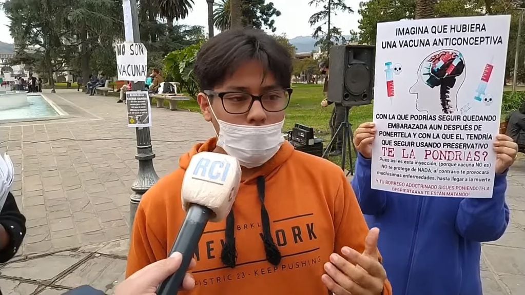 El periodista Sebastián Abraham, de la Red de Cables del Interior, entrevistó a algunos de los manifestantes que sostenían diferentes argumentos para oponerse a la vacunación en Jujuy.