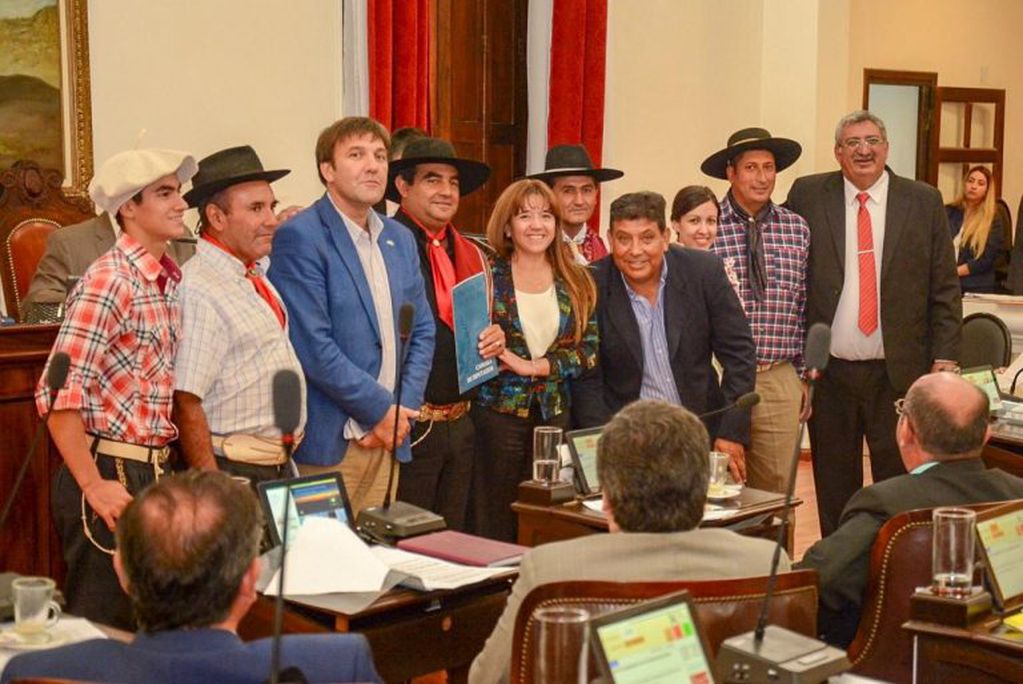 La Cámara de Diputados declaró de Interés Provincial la Tercera Cabalgata de la Fe que unirá la localidad de Milagro, departamento Ortiz de Ocampo, con la Villa Cura Brochero de la provincia de Córdoba.