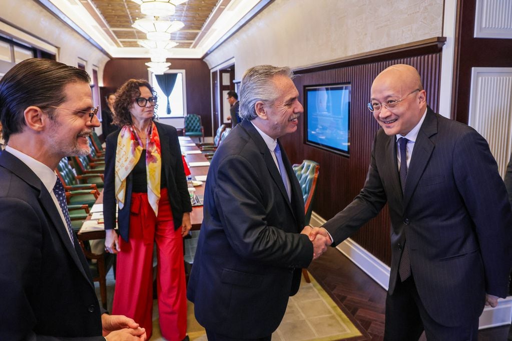 El presidente Fernández dialogó con directivos de empresas chinas en el marco de la visita a la República Popular China para participar del III Foro de la Franja y la Ruta para la Cooperación Internacional.