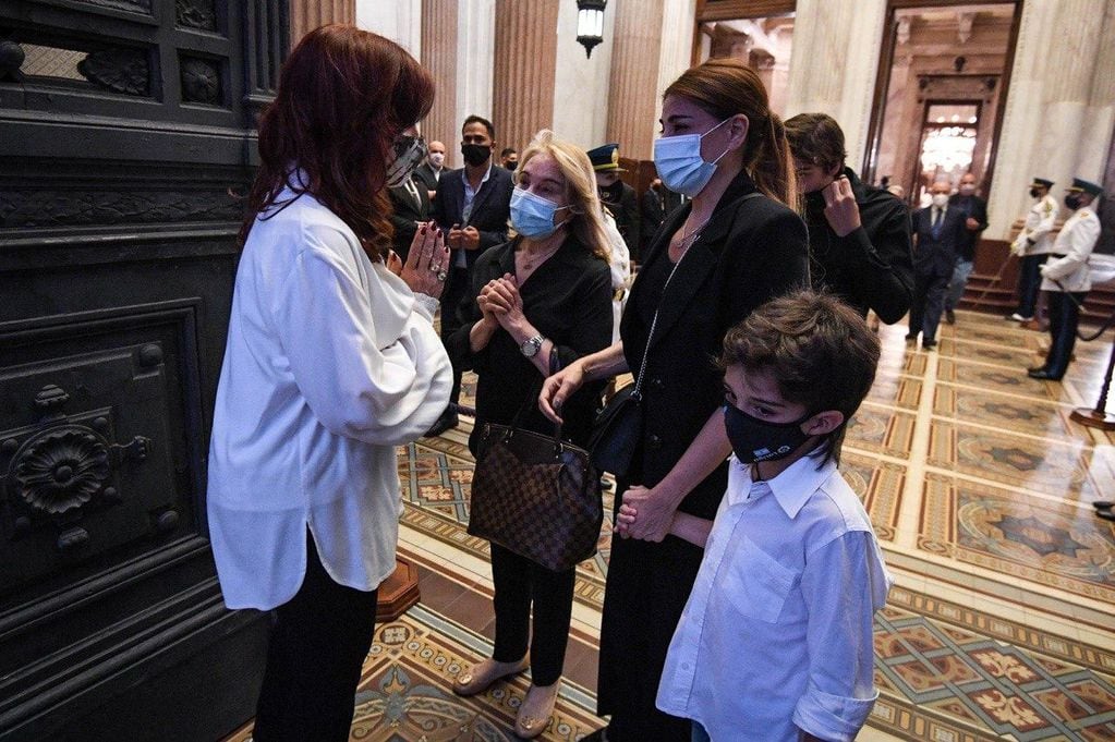 Cristina Kirchner junto con la familia Menem en el velatorio del expresidente. Foto: Gentileza Clarín