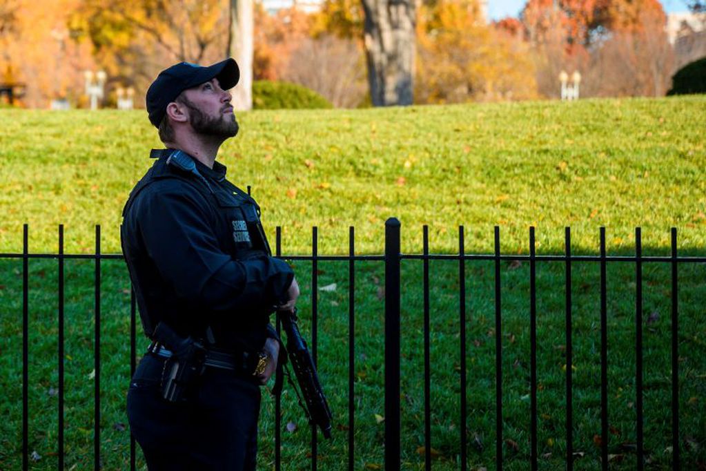 Un miembro del servicio secreto patrulla las inmediaciones de la Casa Blanca (Foto: JIM WATSON / AFP)