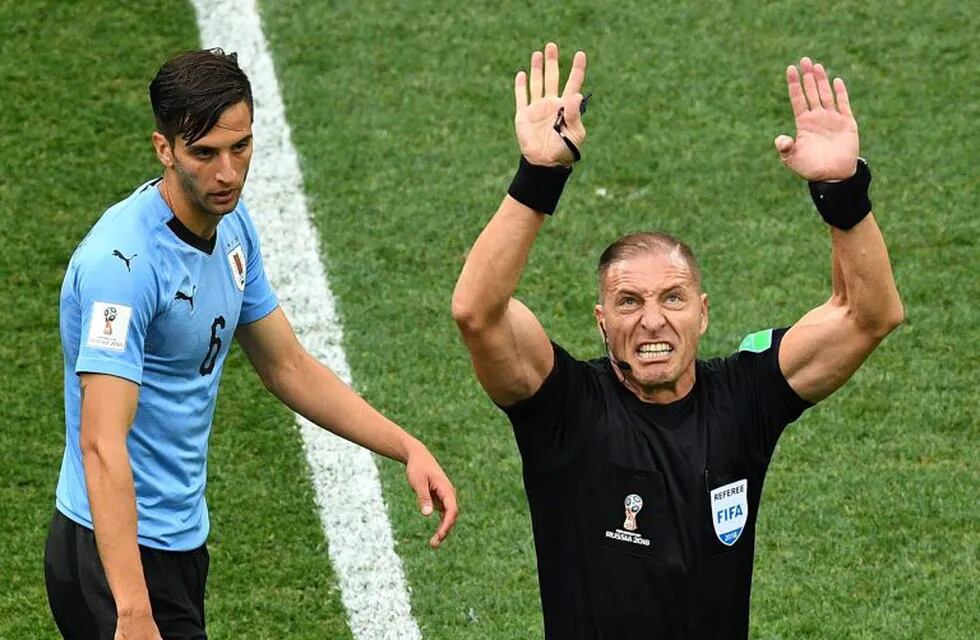 Argentine referee Nestor Pitana (R) whistles for a call during the Russia 2018 World Cup quarter-final football match between Uruguay and France at the Nizhny Novgorod Stadium in Nizhny Novgorod on July 6, 2018. / AFP PHOTO / Johannes EISELE