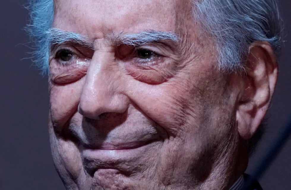 Mario Vargas Llosa tiene coronavirus y debió ser internado. Foto: AP.