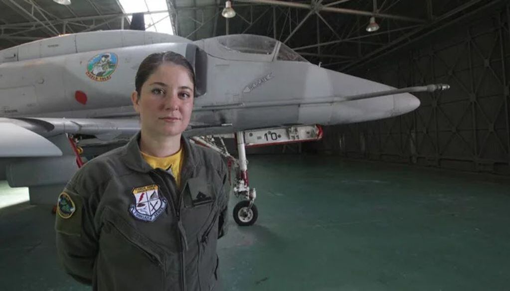 Hangar de reparo para "Los Halcones" de la FAA en Villa Reynolds.