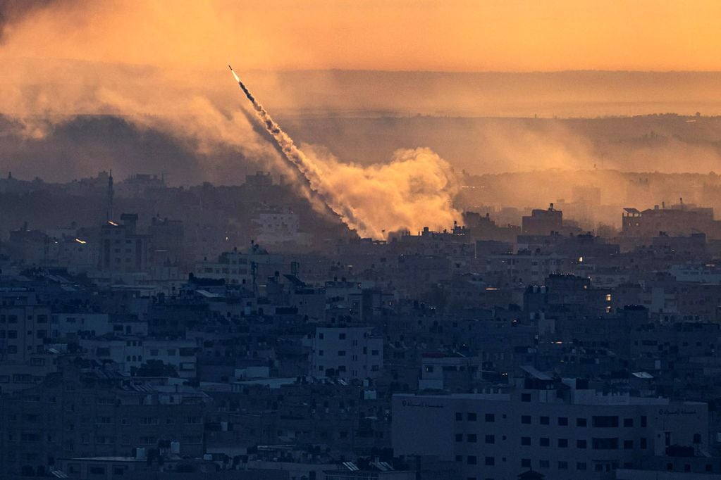 Hamás anunció una nueva operación contra Israel. Un cohete disparado hacia Israel desde la Franja de Gaza, este sábado 7 de octubre de 2023. (AP)
