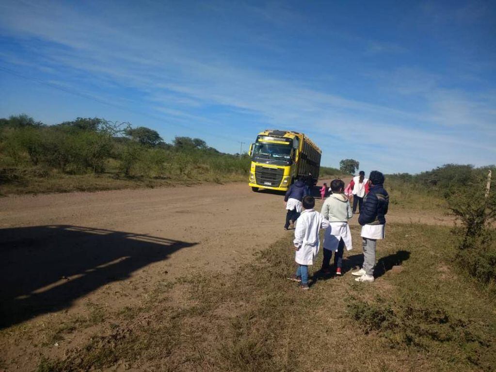 En la Ruta Nacional 123, alumnos de Escuela Tercera Brigada de Infantería N°867 del Paraje Ñandubay a 12 kilómetros de Perugorría, repartieron las escarapelas.