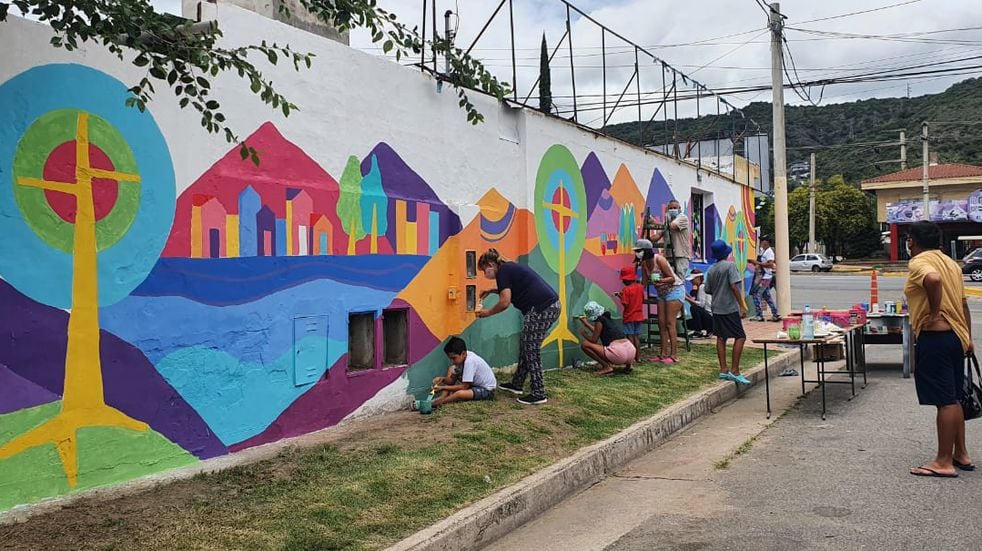 Mario Lange intervino un mural en Carlos Paz con la ayuda de los vecinos 