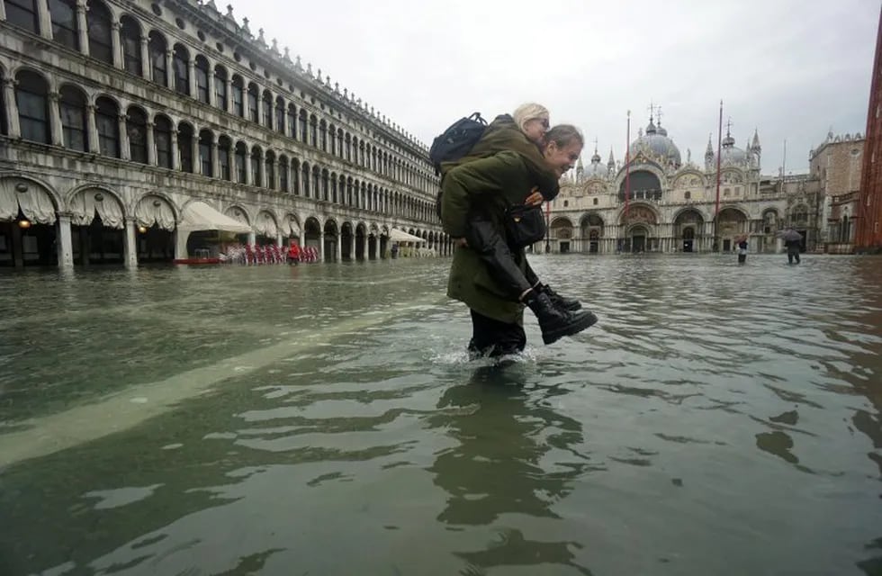 Al menos dos muertos y graves daños por inundación récord en Venecia. (EFE)