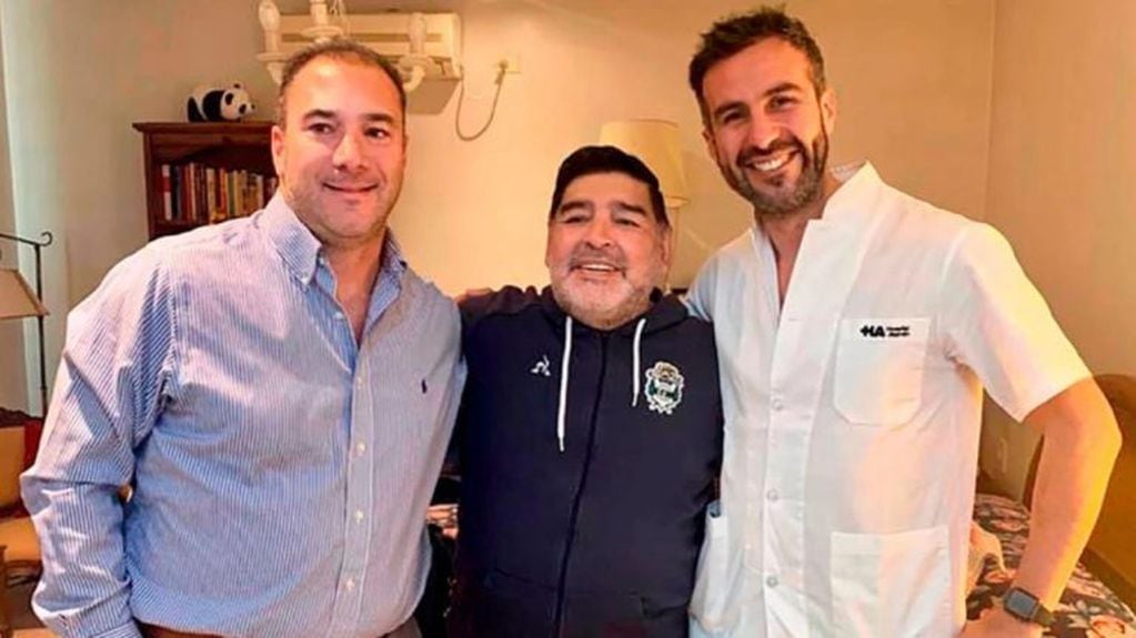 Diego Maradona junto a su médico -derecha- (Foto: web)