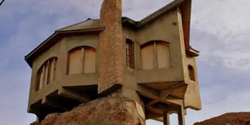 Se hizo viral la casa que se sostiene sobre una roca desde hace 25 años en Puerto Deseado