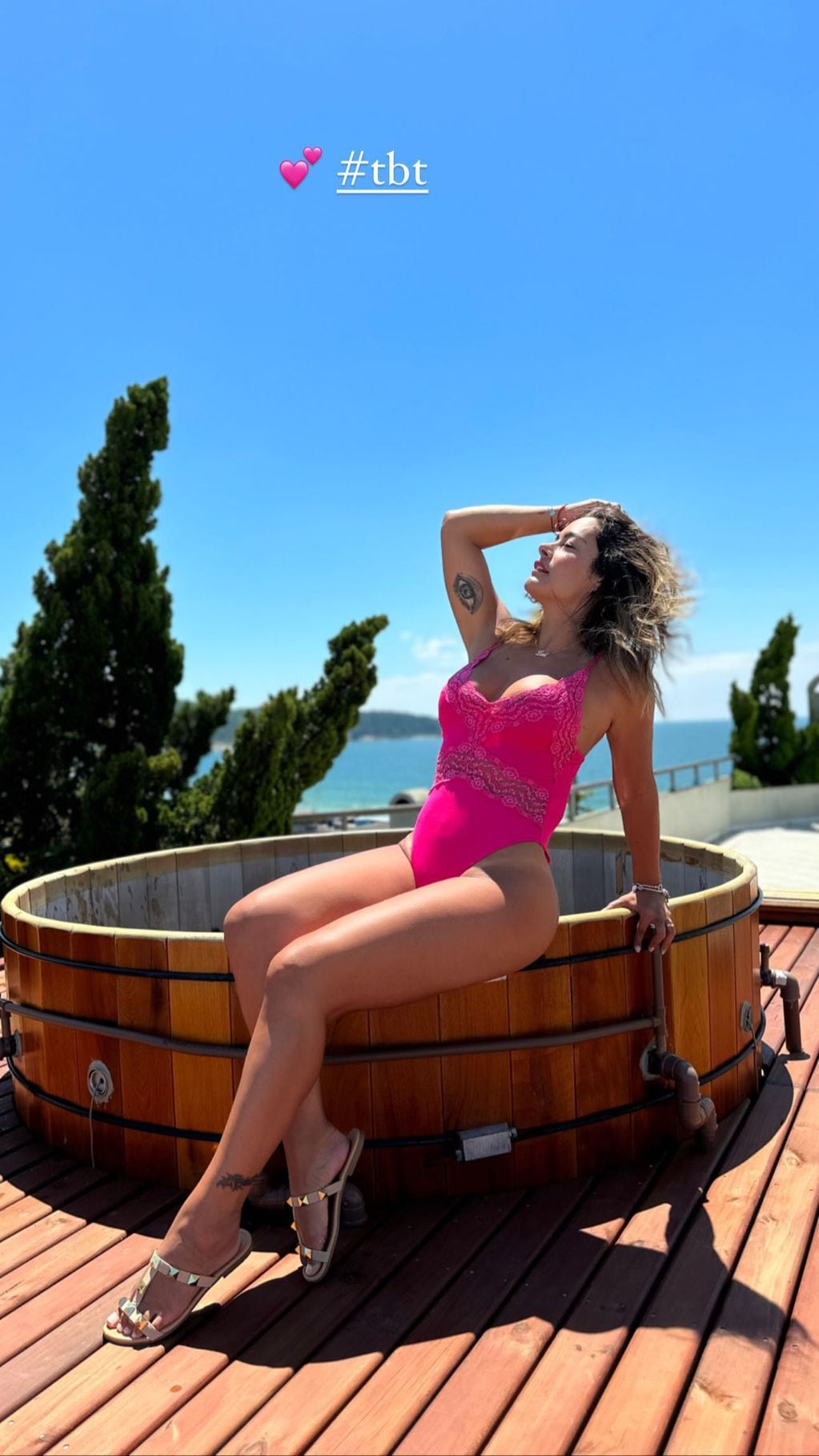 Larissa Riquelme posó en body de encaje rosa al aire libre.