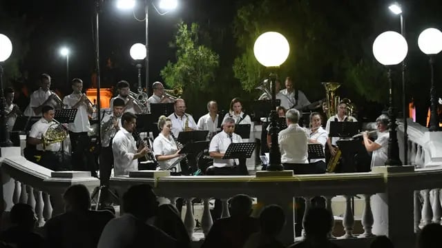Retreta de la Banda Municipal de Música en la Plaza 25 de Mayo