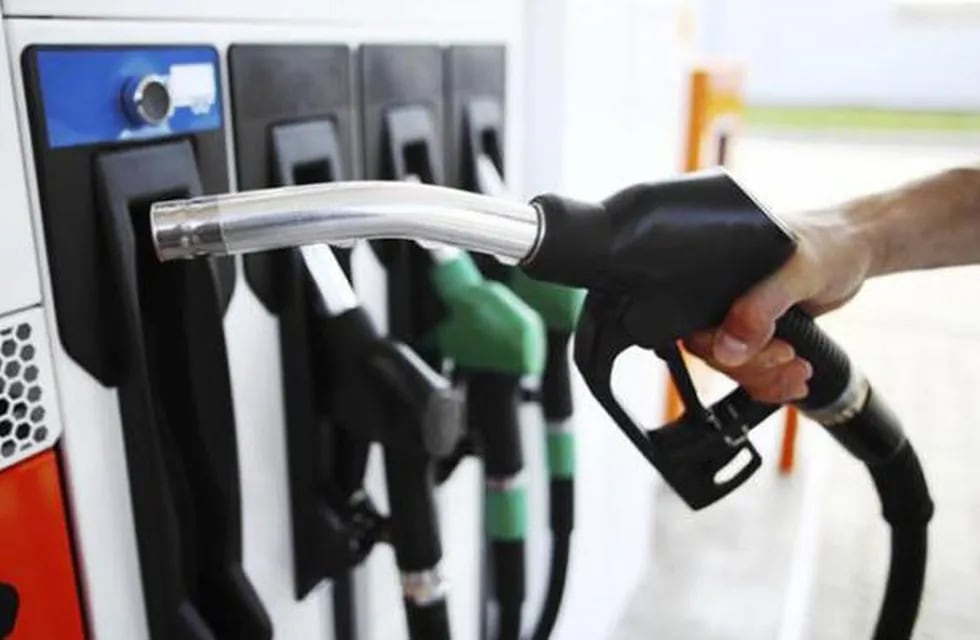 El combustible aumentará, como mínimo, un 6% en Santiago durante octubre.