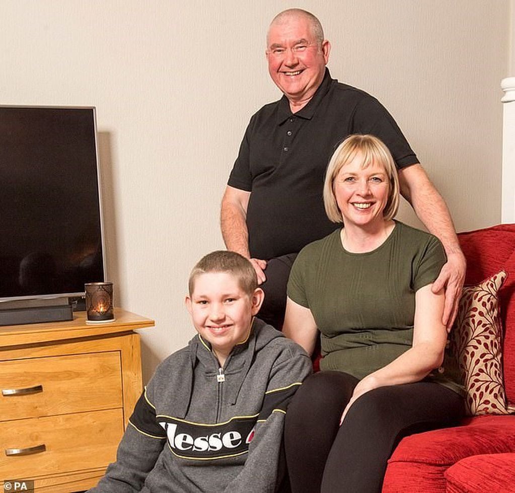 John y Allison McDonald junto a su hijo que se recuperó de un cáncer después de que sus padres ganaran la lotería.