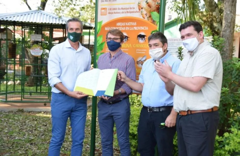 Mario Vialey y otros funcionarios en el lanzamiento del registro de productores de miel meliponicultores de abejas sin aguijón en Misiones. (M. de Ecología)
