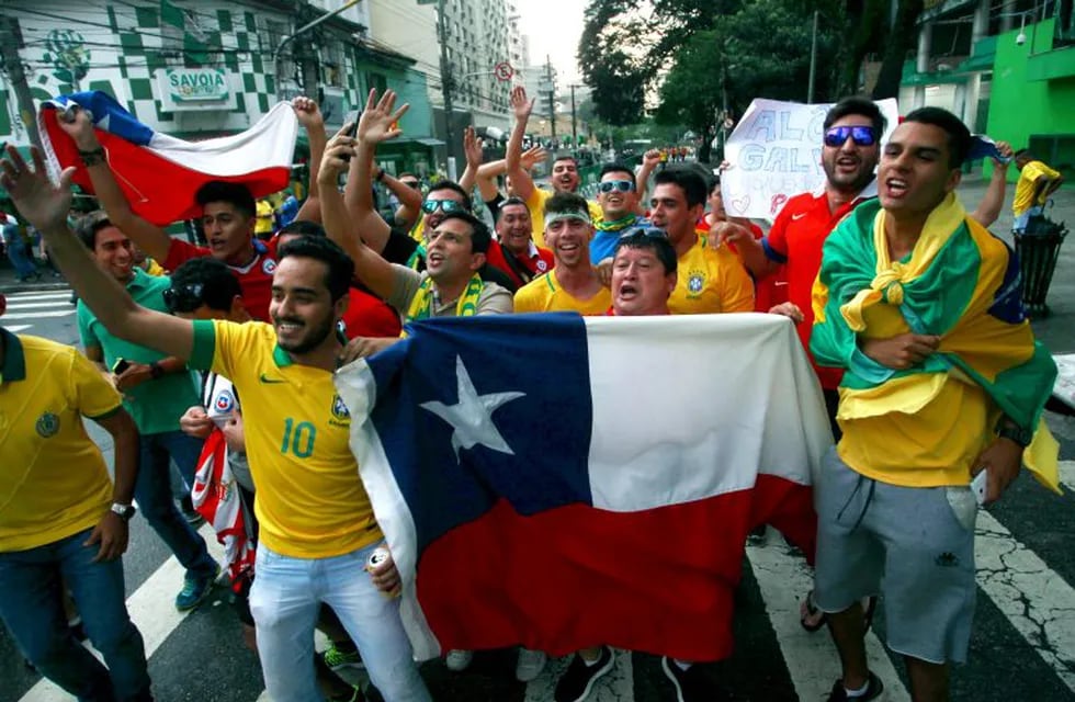 Hinchas chilenos y brasileños se juntaron para cantar contra Argentina. Foto: DPA.
