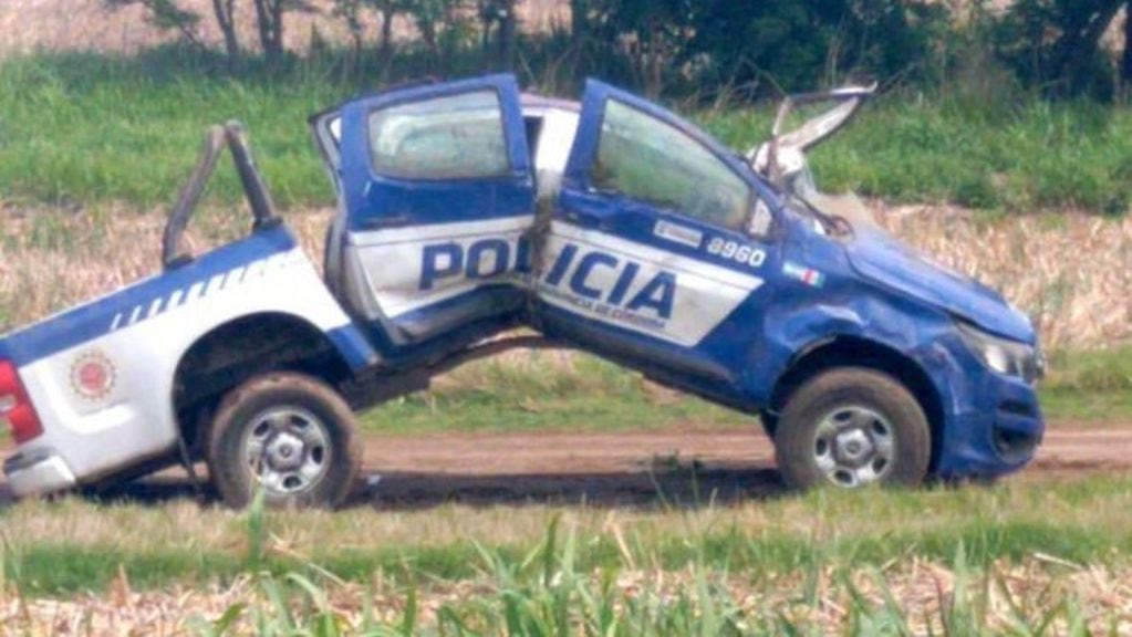 La camioneta policial quedó como un acordeón.
