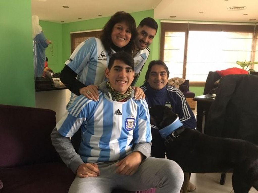 Kike Teruel con su familia. (Web)