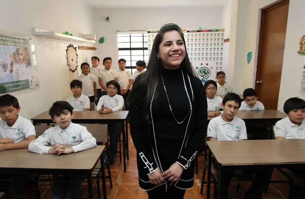 La joven psicóloga Dafne Almazán en una clase en el Cedat, México. (EFE/Mario Guzmán)