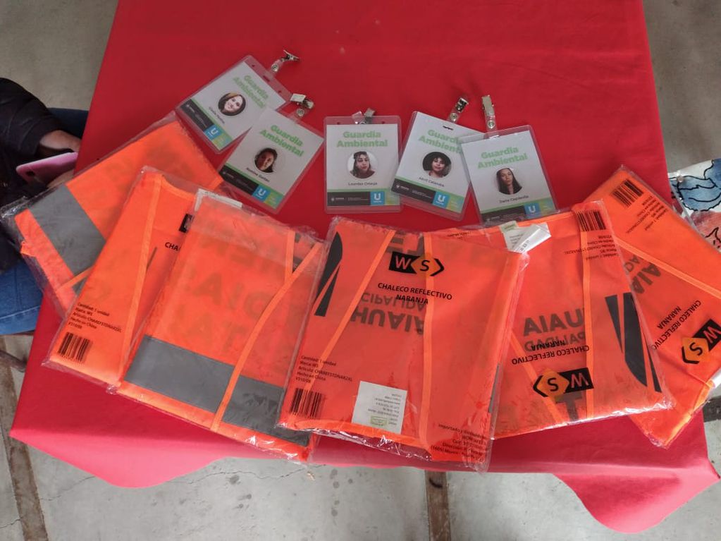 La Municipalidad de Ushuaia hizo entrega  de chalecos identificadores y credenciales al Cuerpo de Guardias Ambientales.