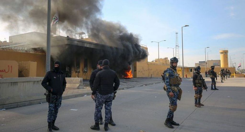 Embajada de EEUU en Irak cuando fue atacada por milicias pro-iraníes poco antes del asesinato de Soleimani. (Foto: AFP / AHMAD AL-RUBAYE)