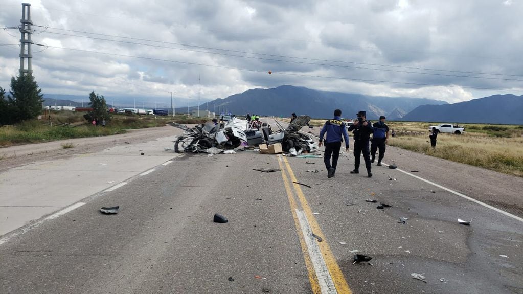 El auto chocó de frente contra una camioneta cuando intentaba adelantarse a un camión. Foto: Los Andes. 