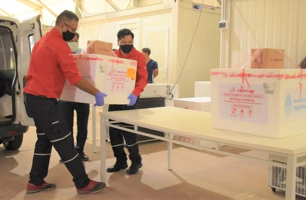 El cargamento fue entregado a las autoridades sanitarias de la provincia en el HOSCAM 1, sitio que fue acondicionado para el mantenimiento seguro de las vacunas y donde se llevará a cabo el operativo de vacunación provincial.