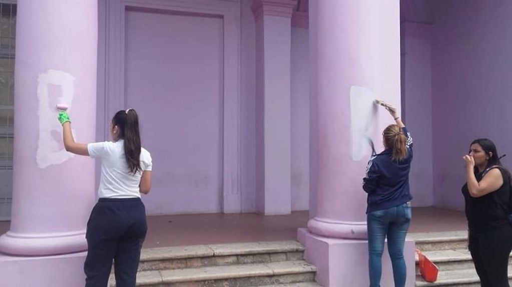 Liberios y sus padres arreglando las pintadas en la escuela Paula Dominguez de Bazán.