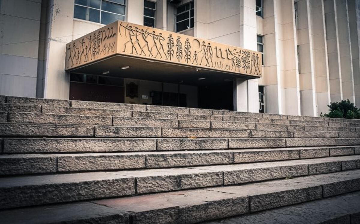 El friso de la Municipalidad de Guaymall�n, fue obra de la mano de Luis Quesada.