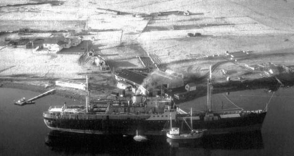 El barco Bahía Buen Suceso, en el principal muelle de Bahía Fox, durante una nevada jornada del mes de mayo del '82.