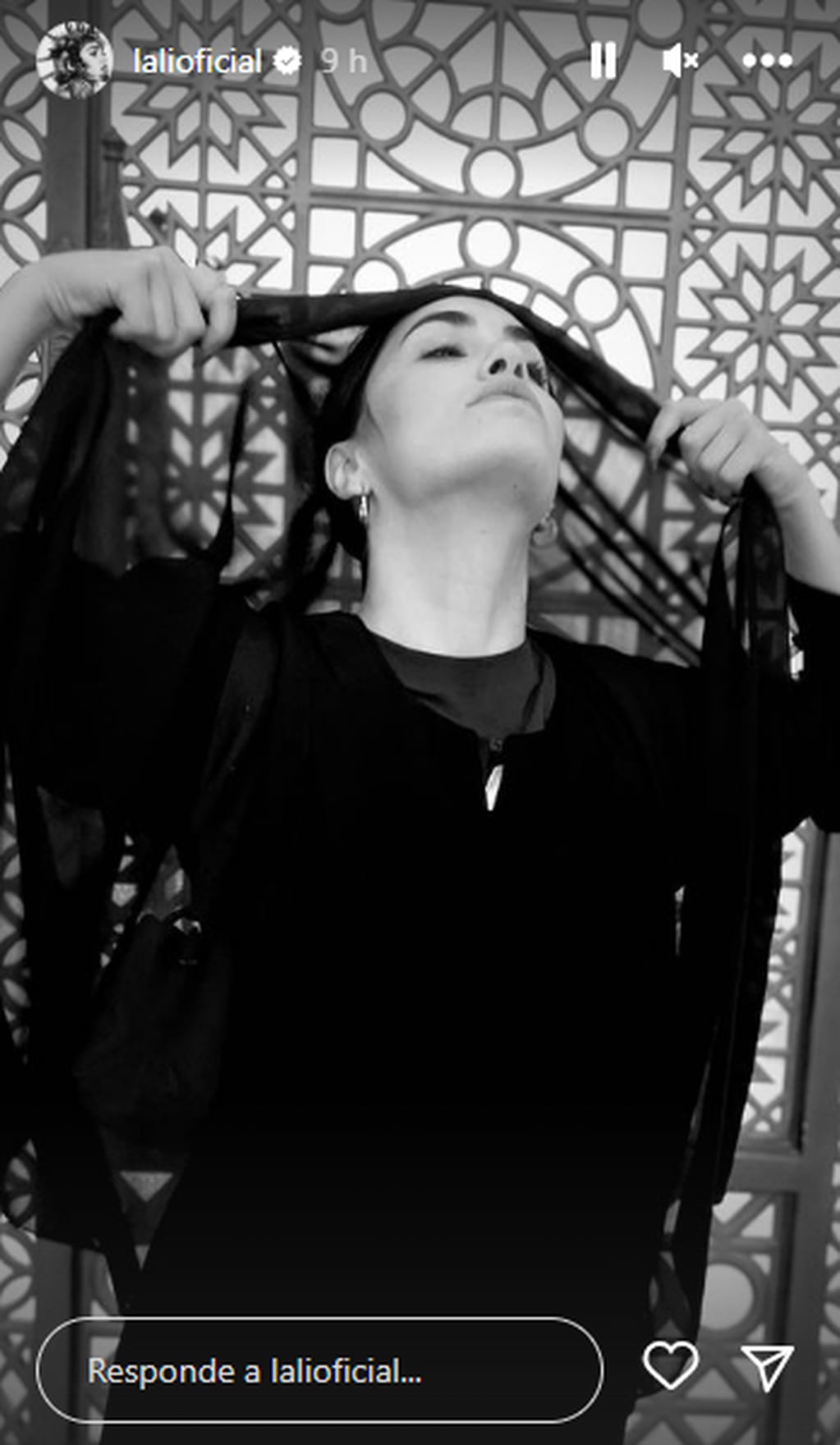 Desde Doha, Lali Espósito sorprendió con una serie de fotos luciendo una abayha negra.