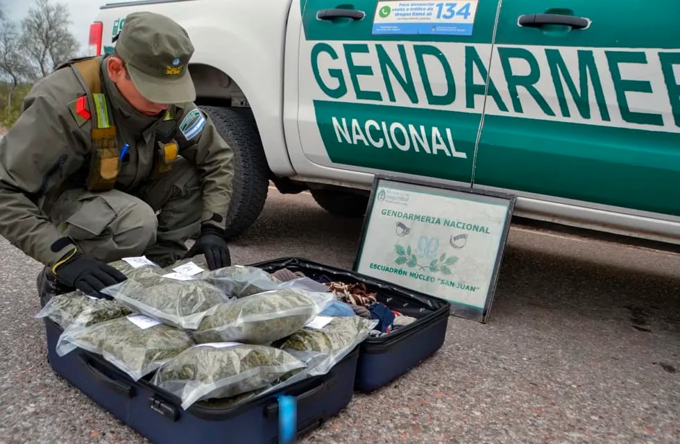 Los agentes revisaron el equipaje, que estaba repleto de marihuana. (Gendarmería Nacional)