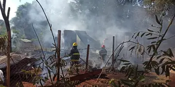 Puerto Iguazú: una familia numerosa quedó con lo puesto tras perder todo en un incendio