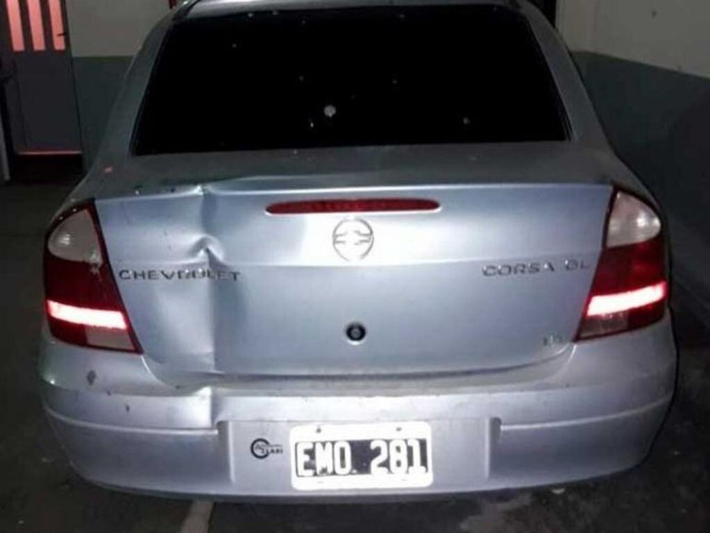 El Chevrolet Corsa en el que intentó huir la policía detenida. (Facebook)