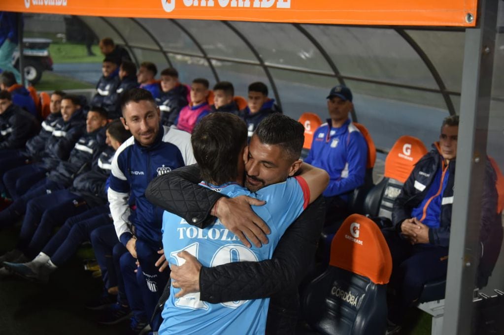 "El Chino" Toloza abraza a Gandolfi en la previa de Talleres-Arsenal. (Facundo Luque / La Voz).