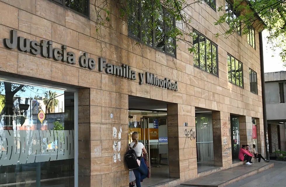 En Mendoza hay 1.500 Deudores Alimentarios Morosos inscriptos y buscan agravar las sanciones. 
Frente del edificio de Justicia de Familia y Minoridad.