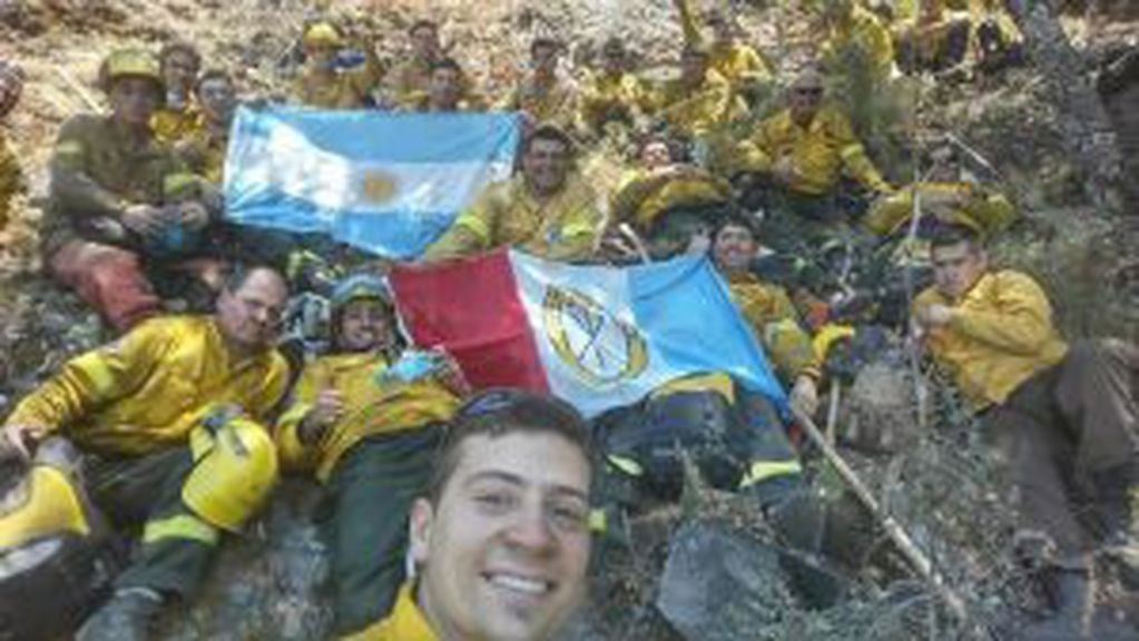 Los brigadistas santafesinos, en un alto en el combate del fuego en Chile.