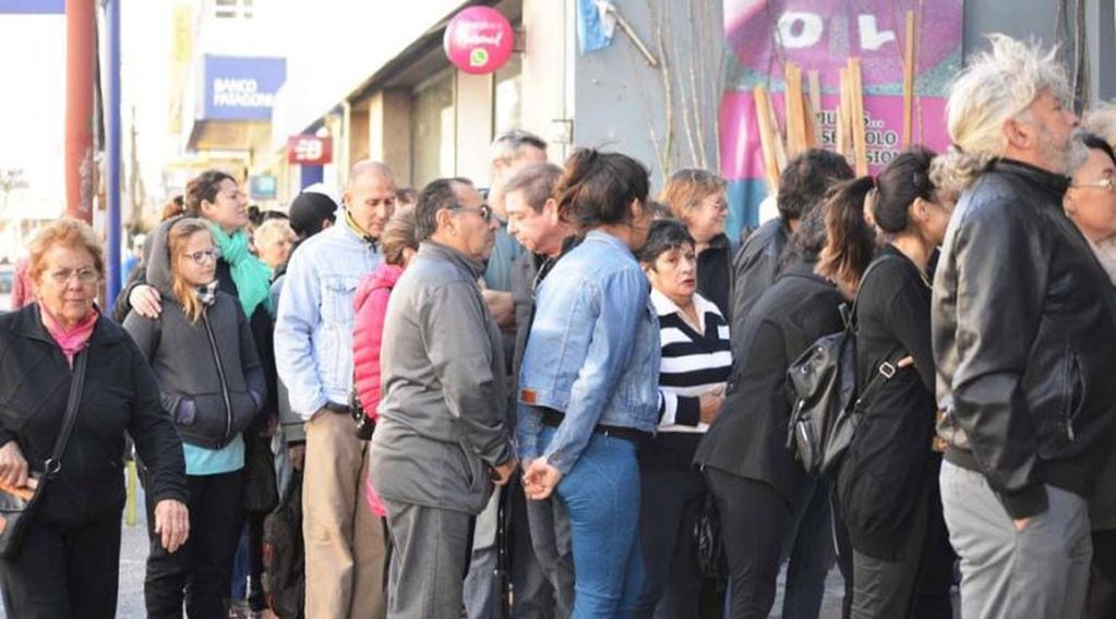 Centenares de personas esperando por su ejemplar frente a la sede de Dafas (Vía Santa Rosa)