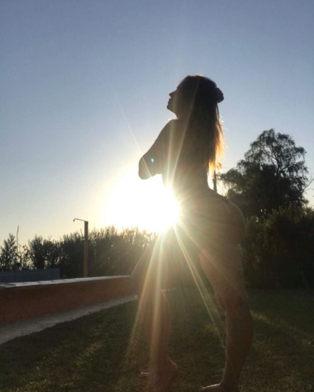 Belén Francese mostró su figura al posar junto a la entrada del sol. (Instagram/@belufrancese)