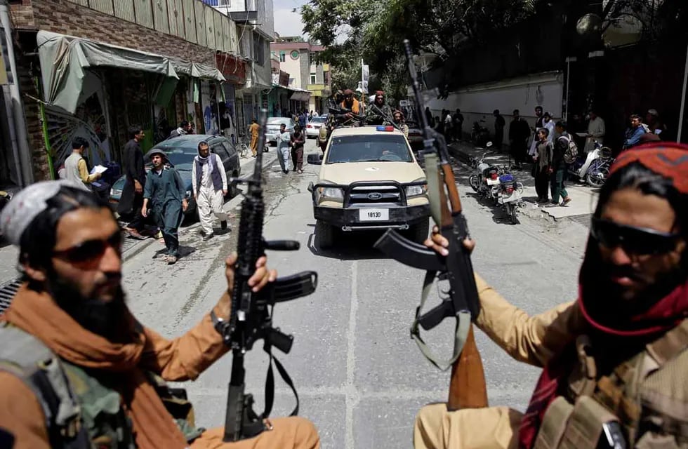 Combatientes patrullan Kabul. Los talibanes celebraron el Día de la Independencia de Afganistán el jueves declarando la derrota a Estados Unidos. (AP /Rahmat Gul)