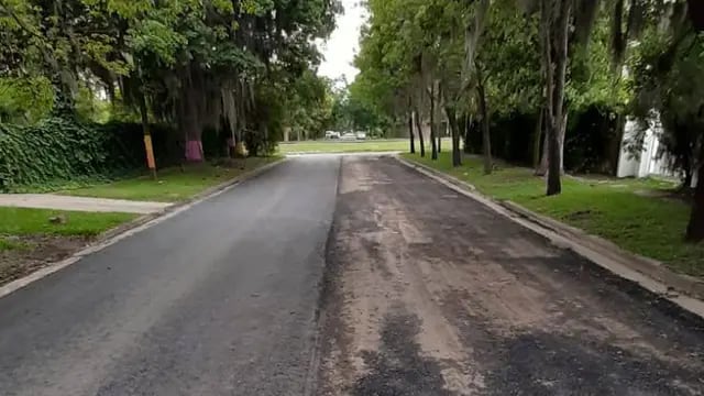 No pavimentaron el tramo frente a la casa de un opositor en Funes
