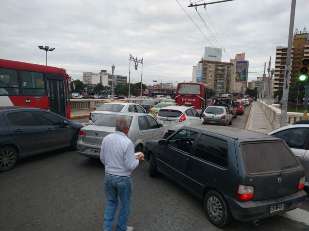 El tránsito vehicular es uno de los principales contaminantes en Córdoba.