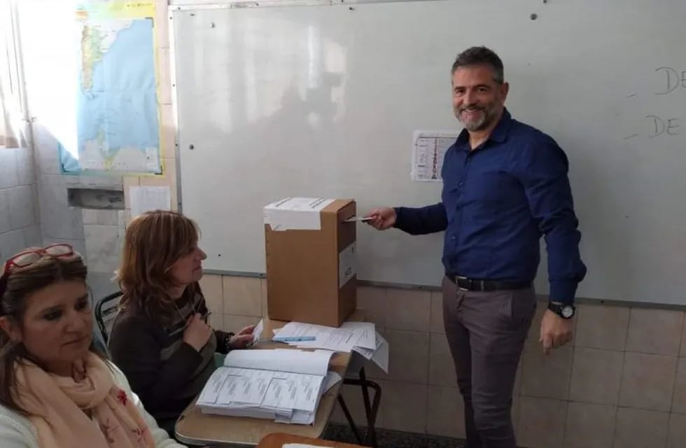 Votó Víctor Curvino. (Foto: Facebook).