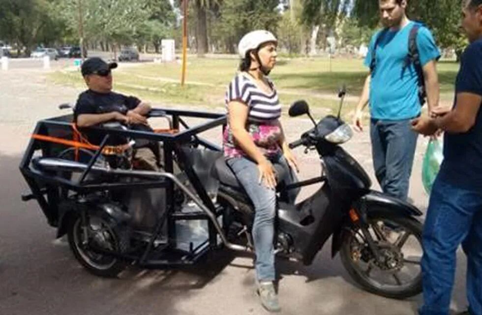 Alumnos y profesores de la UNS entregaron una mototriciclo adaptada para personas con discapacidad motriz.
