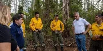 Incendios en Caraguatay: Arce y Alarcón visitaron y asistieron a los bomberos
